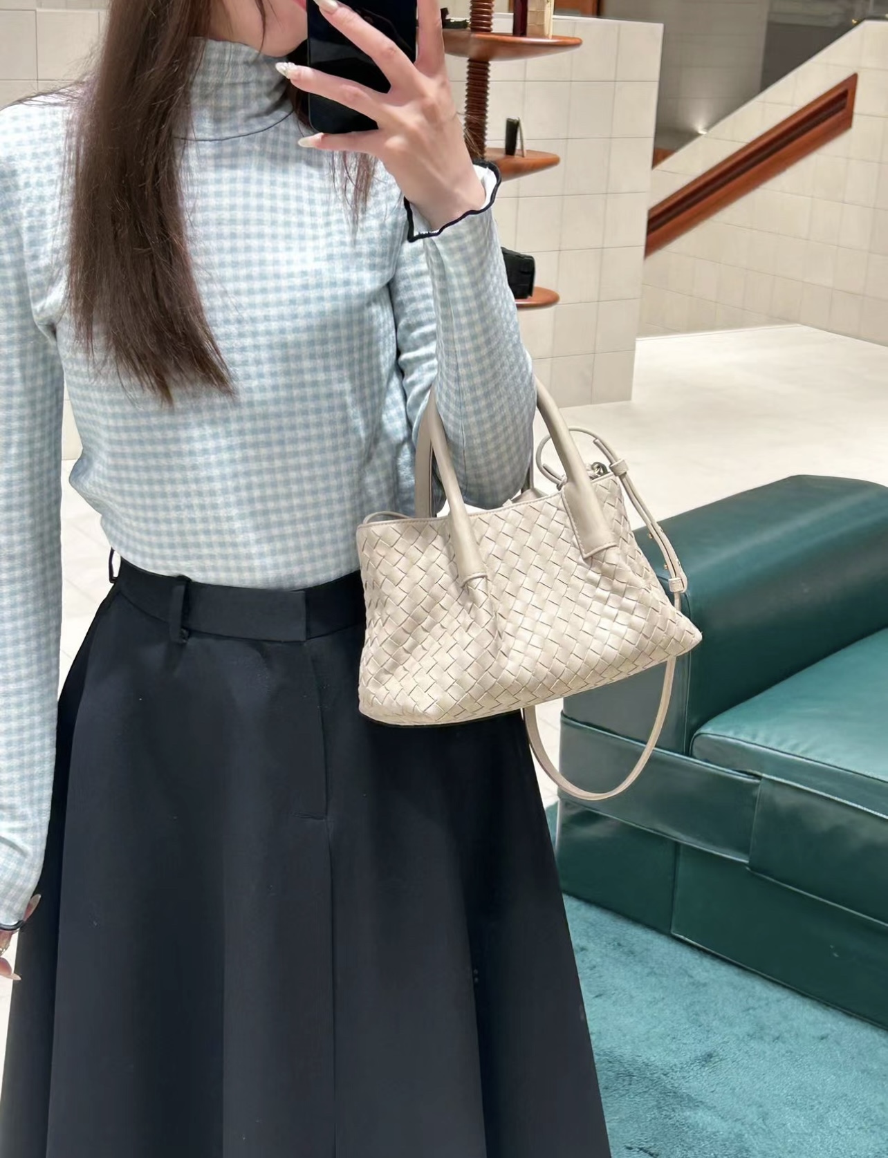 B.V. π Early Spring 2025 Pinacoteca Tote β Small The newly introduced Pinacoteca tote features a reversible double-sided design. One side is crafted from classic Intrecciato woven calf leather, while the other side is finished in soft, refined suede. - Image 10