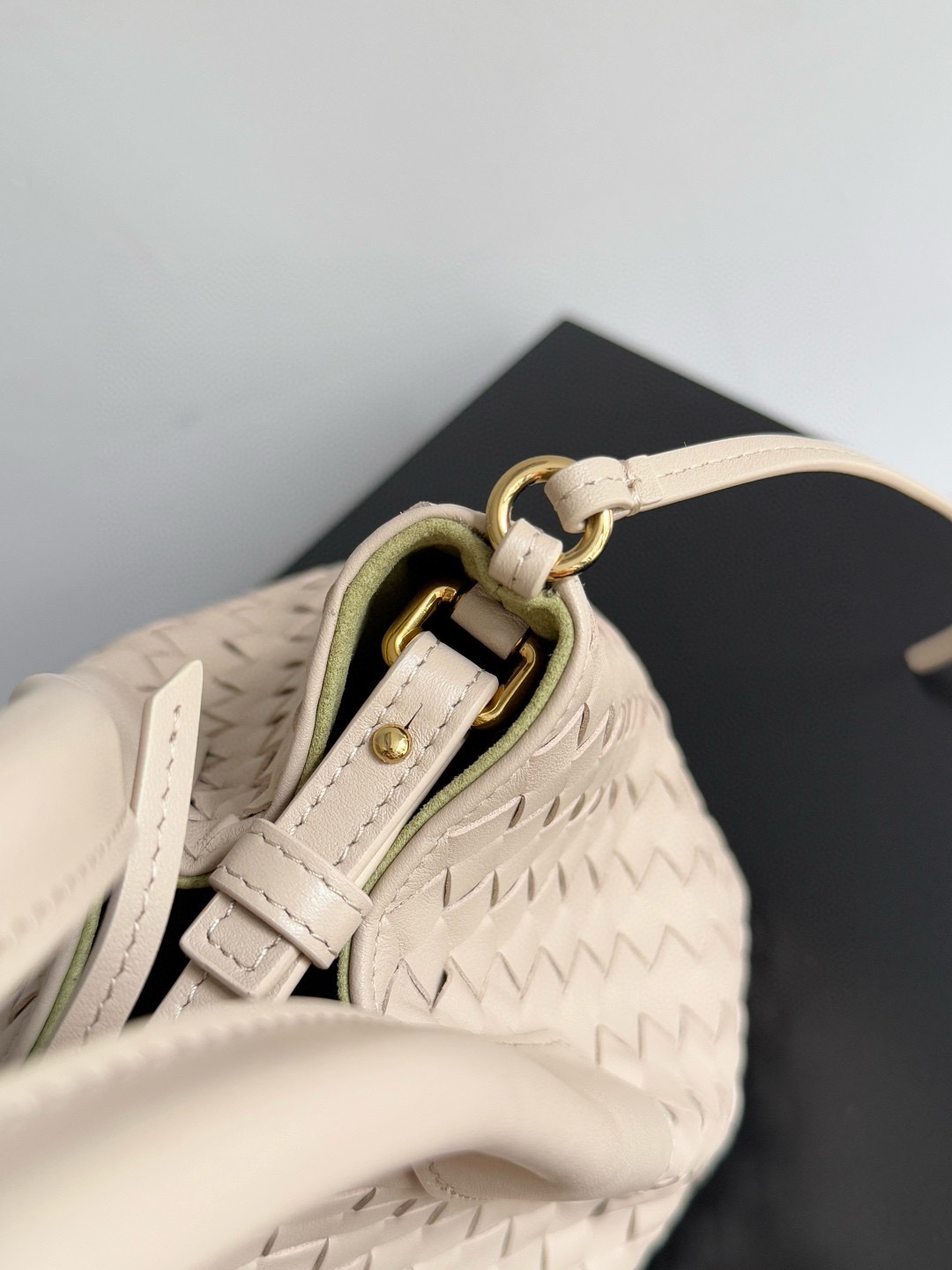 B.V. π Early Spring 2025 Pinacoteca Tote β Small The newly introduced Pinacoteca tote features a reversible double-sided design. One side is crafted from classic Intrecciato woven calf leather, while the other side is finished in soft, refined suede. - Image 9