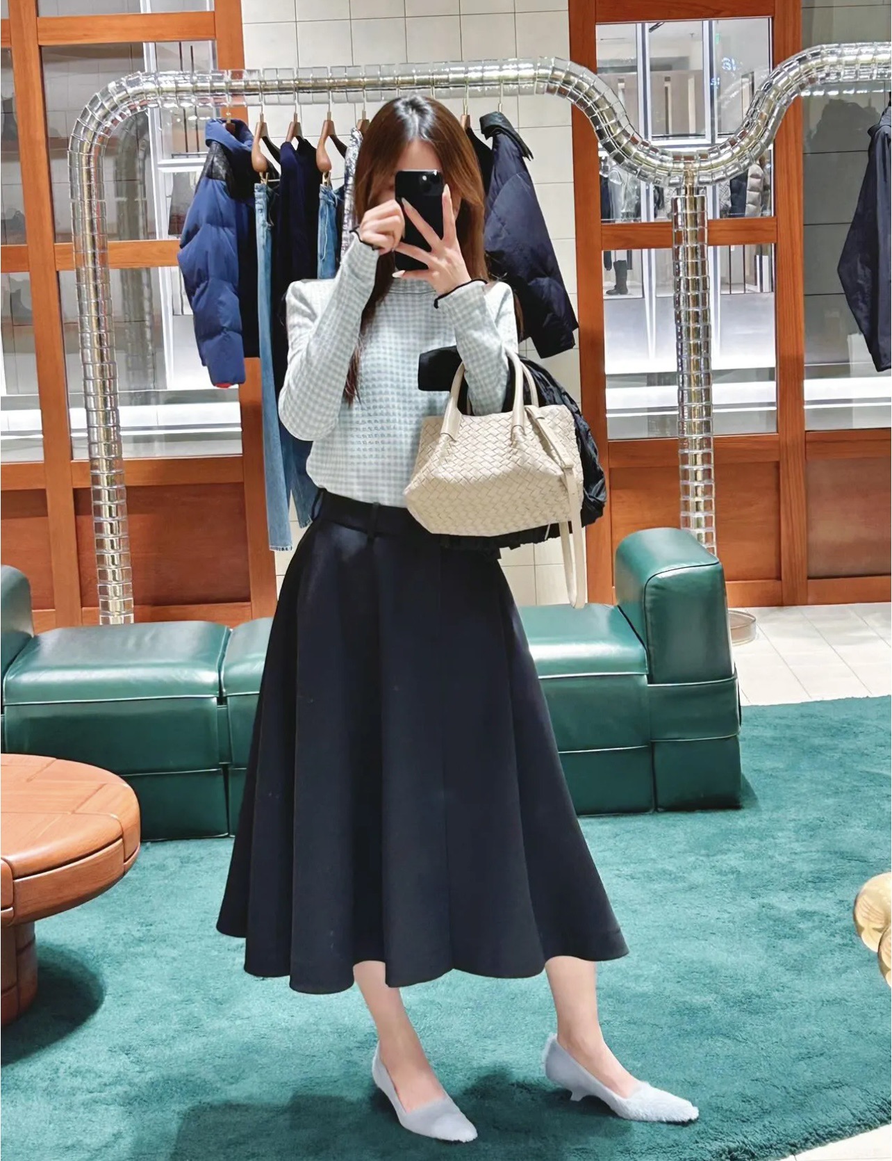B.V. π Early Spring 2025 Pinacoteca Tote β Small The newly introduced Pinacoteca tote features a reversible double-sided design. One side is crafted from classic Intrecciato woven calf leather, while the other side is finished in soft, refined suede. - Image 12