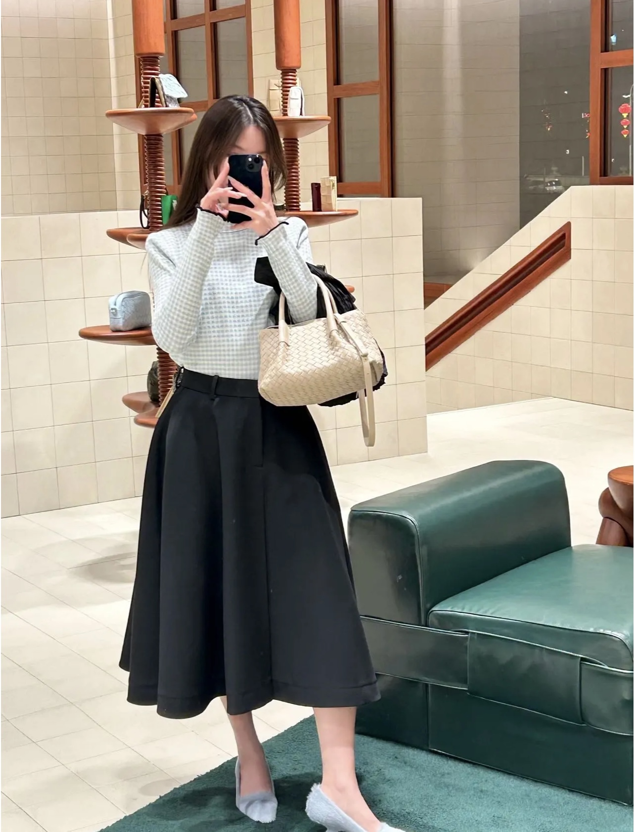 B.V. π Early Spring 2025 Pinacoteca Tote β Small The newly introduced Pinacoteca tote features a reversible double-sided design. One side is crafted from classic Intrecciato woven calf leather, while the other side is finished in soft, refined suede. - Image 13