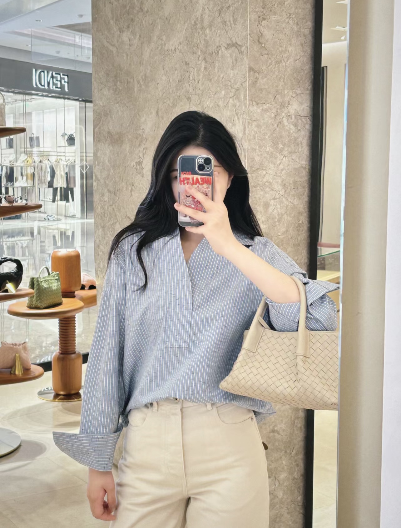 B.V. π Early Spring 2025 Pinacoteca Tote β Small The newly introduced Pinacoteca tote features a reversible double-sided design. One side is crafted from classic Intrecciato woven calf leather, while the other side is finished in soft, refined suede. - Image 15
