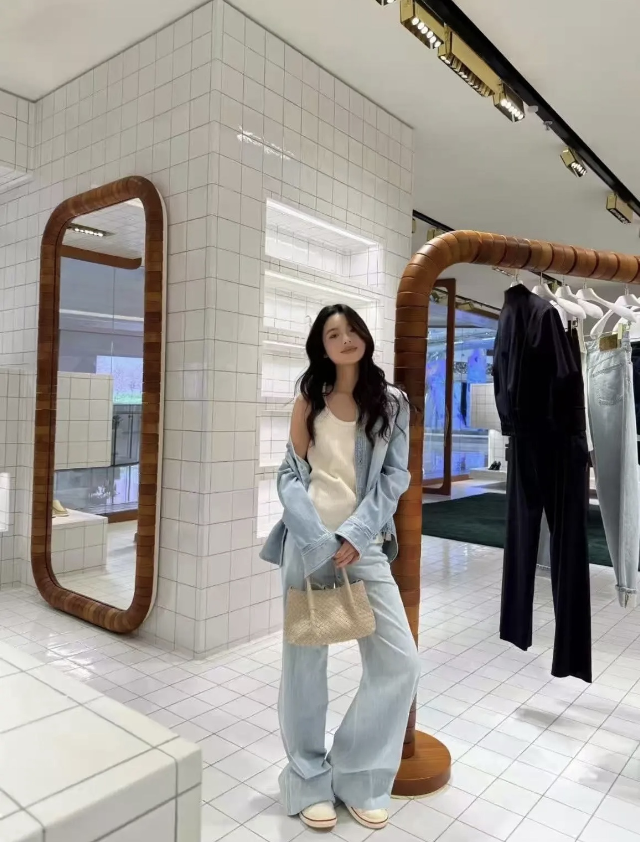 B.V. π Early Spring 2025 Pinacoteca Tote β Small The newly introduced Pinacoteca tote features a reversible double-sided design. One side is crafted from classic Intrecciato woven calf leather, while the other side is finished in soft, refined suede. - Image 16