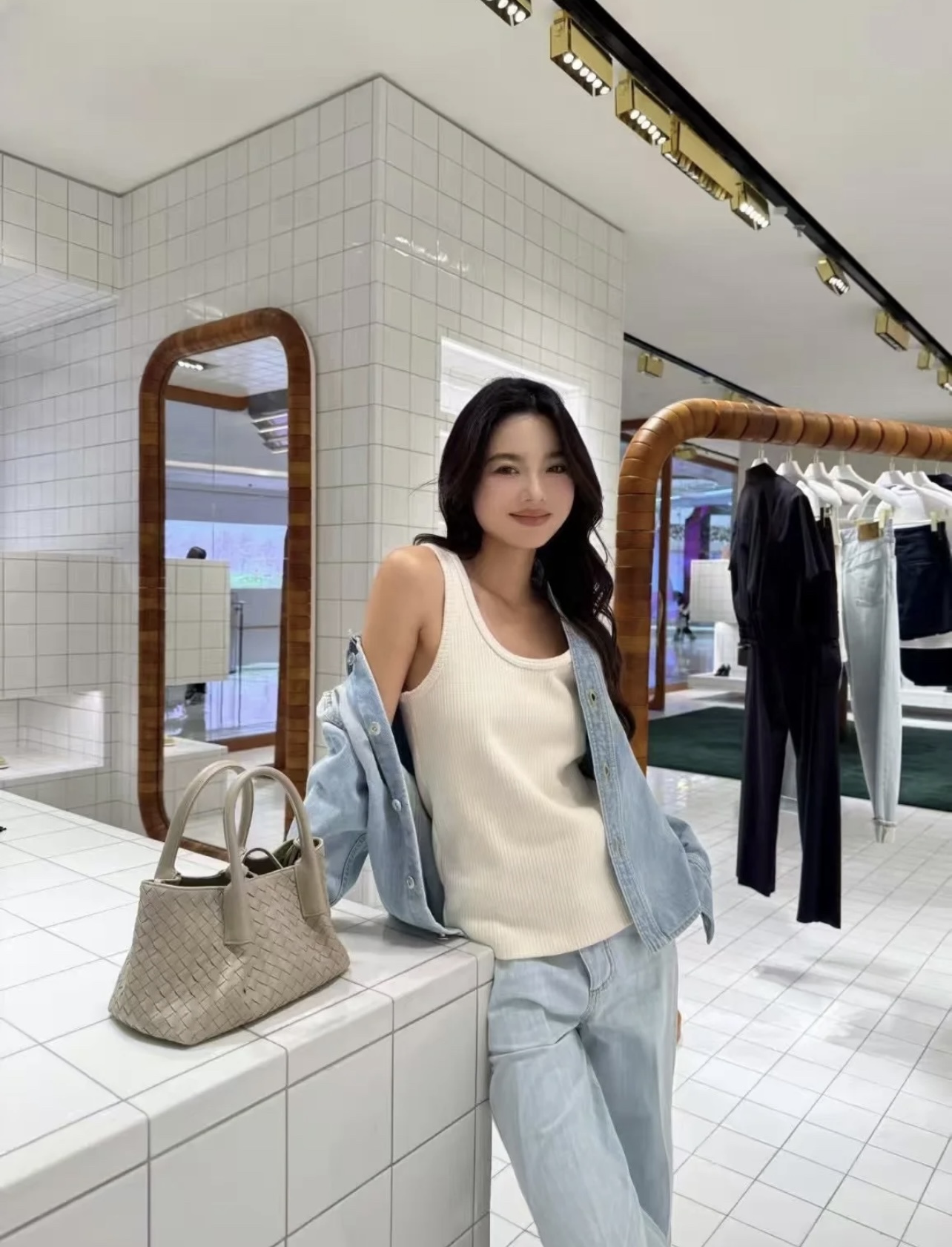 B.V. π Early Spring 2025 Pinacoteca Tote β Small The newly introduced Pinacoteca tote features a reversible double-sided design. One side is crafted from classic Intrecciato woven calf leather, while the other side is finished in soft, refined suede. - Image 17