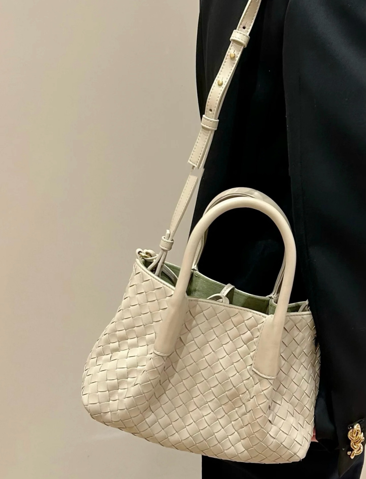 B.V. π Early Spring 2025 Pinacoteca Tote β Small The newly introduced Pinacoteca tote features a reversible double-sided design. One side is crafted from classic Intrecciato woven calf leather, while the other side is finished in soft, refined suede. - Image 19