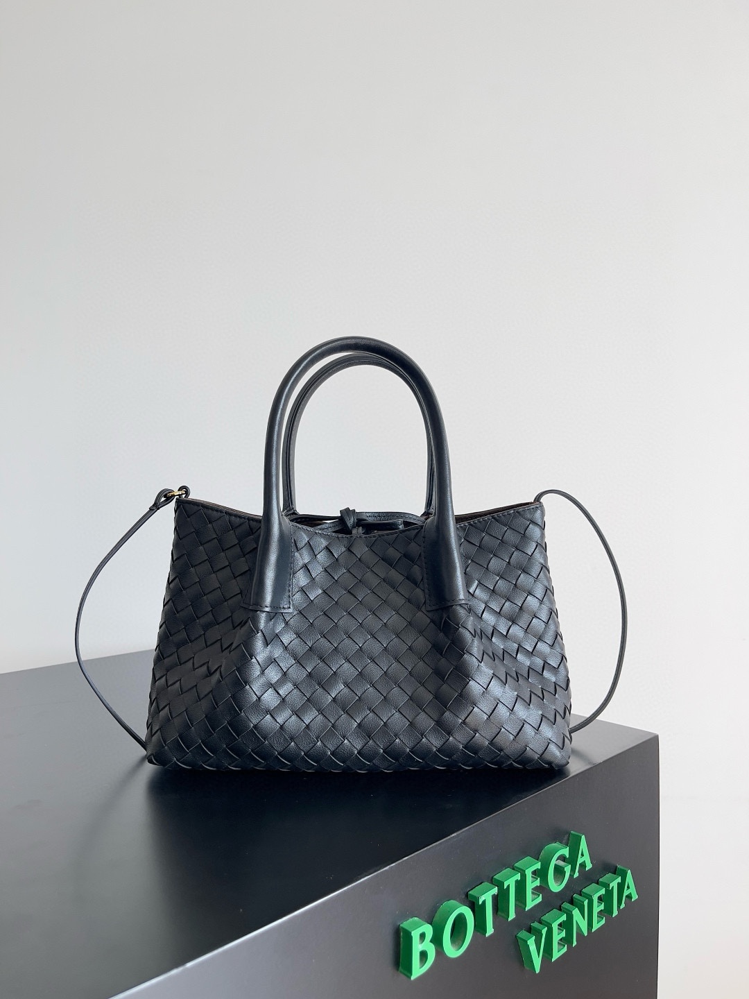 B.V. π Early Spring 2025 Pinacoteca Tote β Small The newly introduced Pinacoteca tote features a reversible double-sided design. One side is crafted from classic Intrecciato woven calf leather, while the reverse side is finished in soft, refined suede.