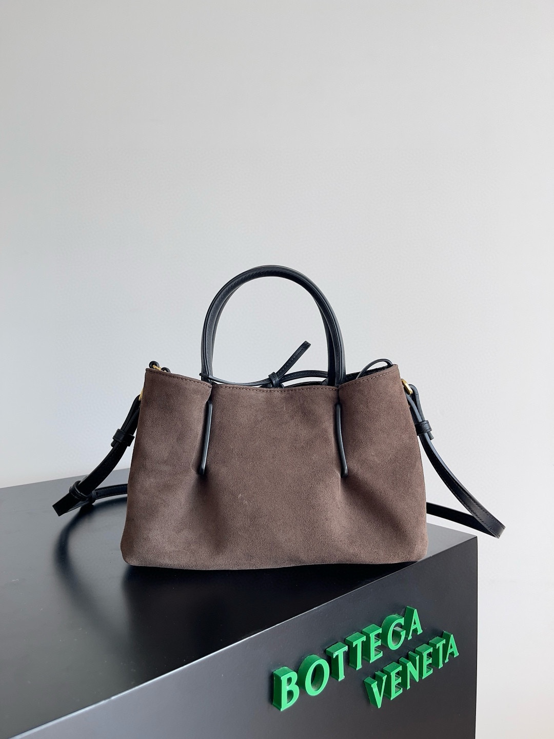 B.V. π Early Spring 2025 Pinacoteca Tote β Small The newly introduced Pinacoteca tote features a reversible double-sided design. One side is crafted from classic Intrecciato woven calf leather, while the reverse side is finished in soft, refined suede. - Image 2