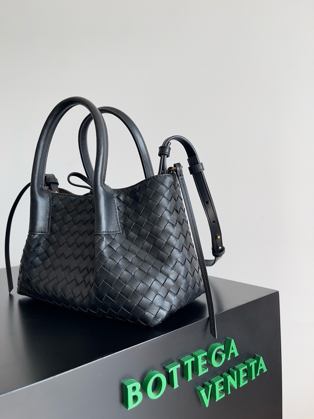 B.V. π Early Spring 2025 Pinacoteca Tote β Small The newly introduced Pinacoteca tote features a reversible double-sided design. One side is crafted from classic Intrecciato woven calf leather, while the reverse side is finished in soft, refined suede. - Image 4
