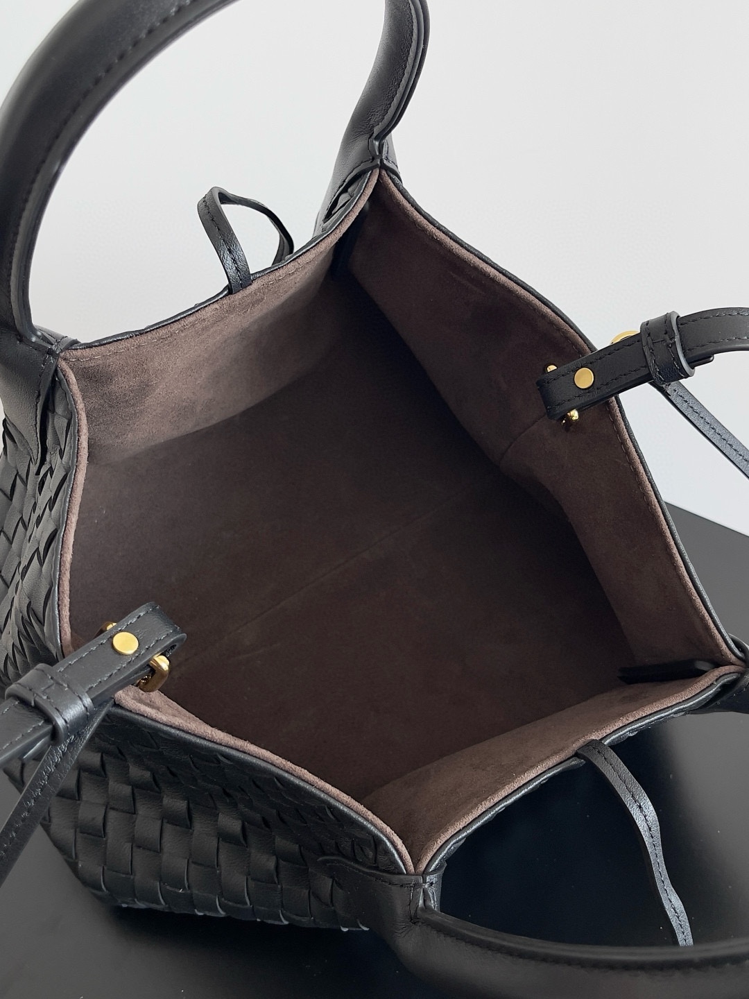 B.V. π Early Spring 2025 Pinacoteca Tote β Small The newly introduced Pinacoteca tote features a reversible double-sided design. One side is crafted from classic Intrecciato woven calf leather, while the reverse side is finished in soft, refined suede. - Image 5