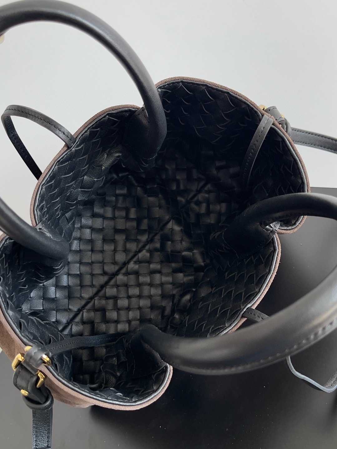 B.V. π Early Spring 2025 Pinacoteca Tote β Small The newly introduced Pinacoteca tote features a reversible double-sided design. One side is crafted from classic Intrecciato woven calf leather, while the reverse side is finished in soft, refined suede. - Image 6