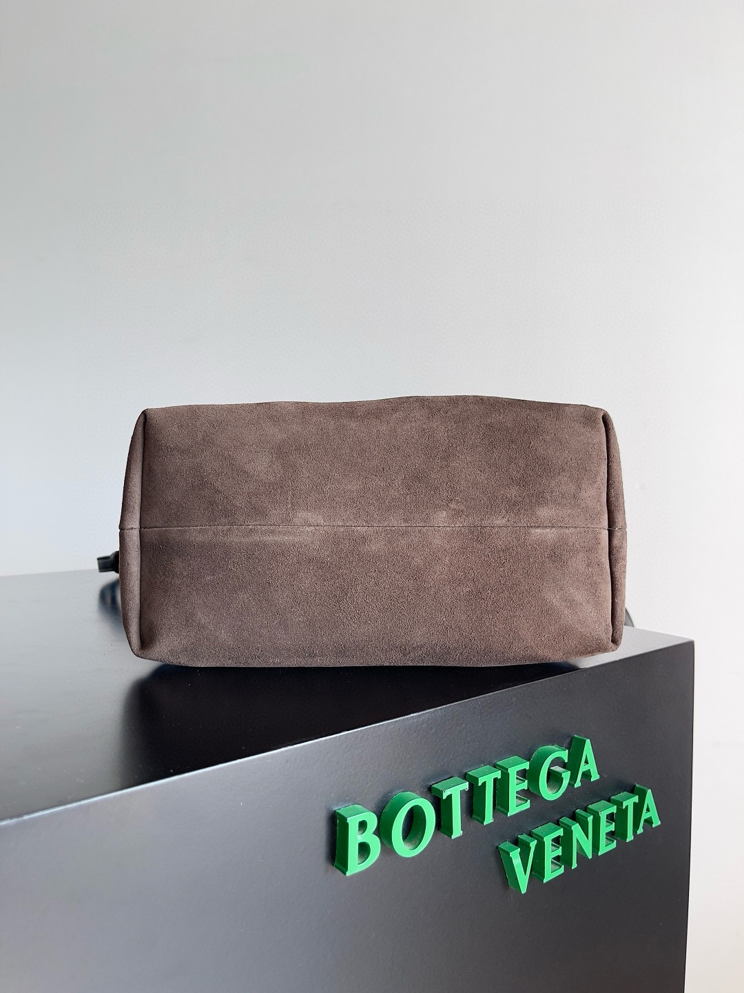 B.V. π Early Spring 2025 Pinacoteca Tote β Small The newly introduced Pinacoteca tote features a reversible double-sided design. One side is crafted from classic Intrecciato woven calf leather, while the reverse side is finished in soft, refined suede. - Image 7
