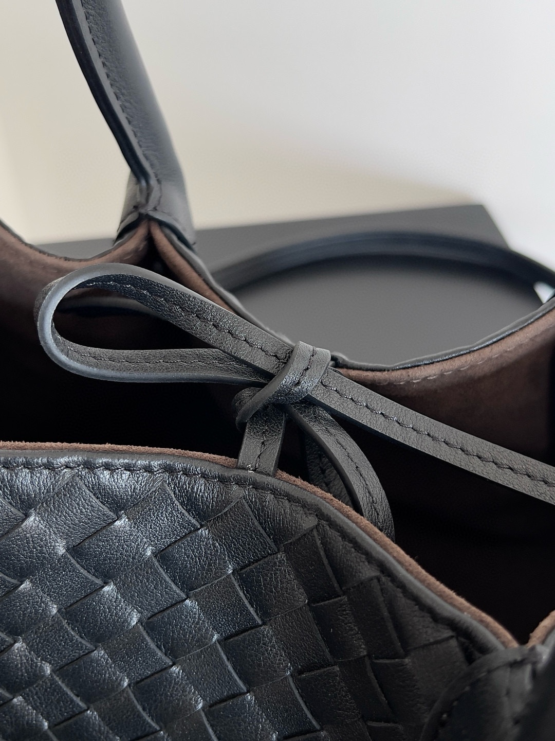 B.V. π Early Spring 2025 Pinacoteca Tote β Small The newly introduced Pinacoteca tote features a reversible double-sided design. One side is crafted from classic Intrecciato woven calf leather, while the reverse side is finished in soft, refined suede. - Image 8