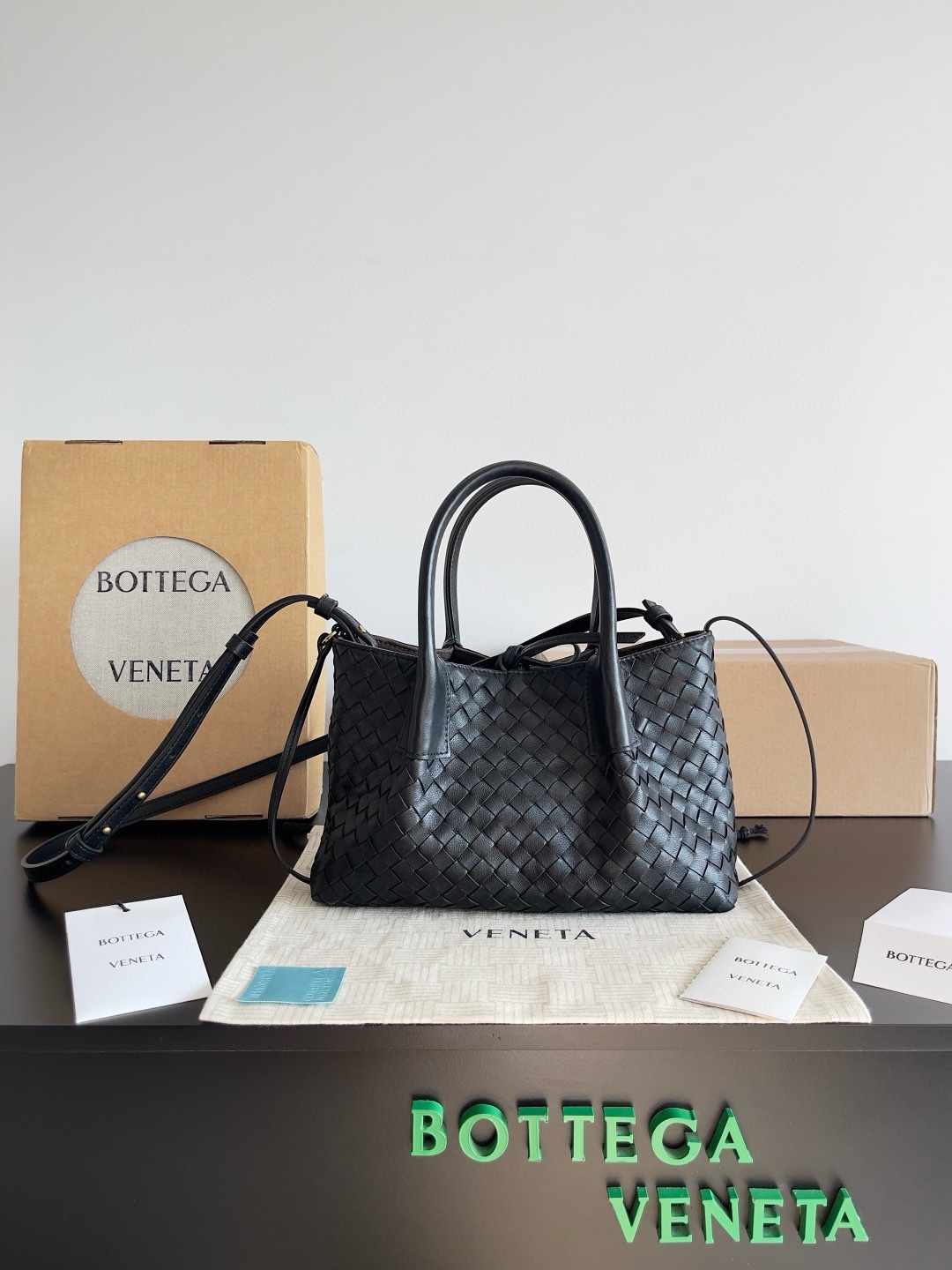 B.V. π Early Spring 2025 Pinacoteca Tote β Small The newly introduced Pinacoteca tote features a reversible double-sided design. One side is crafted from classic Intrecciato woven calf leather, while the reverse side is finished in soft, refined suede. - Image 10