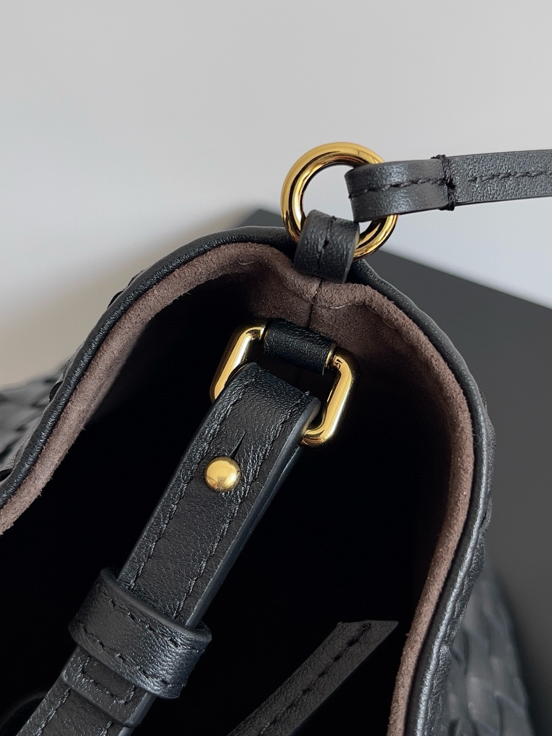 B.V. π Early Spring 2025 Pinacoteca Tote β Small The newly introduced Pinacoteca tote features a reversible double-sided design. One side is crafted from classic Intrecciato woven calf leather, while the reverse side is finished in soft, refined suede. - Image 9