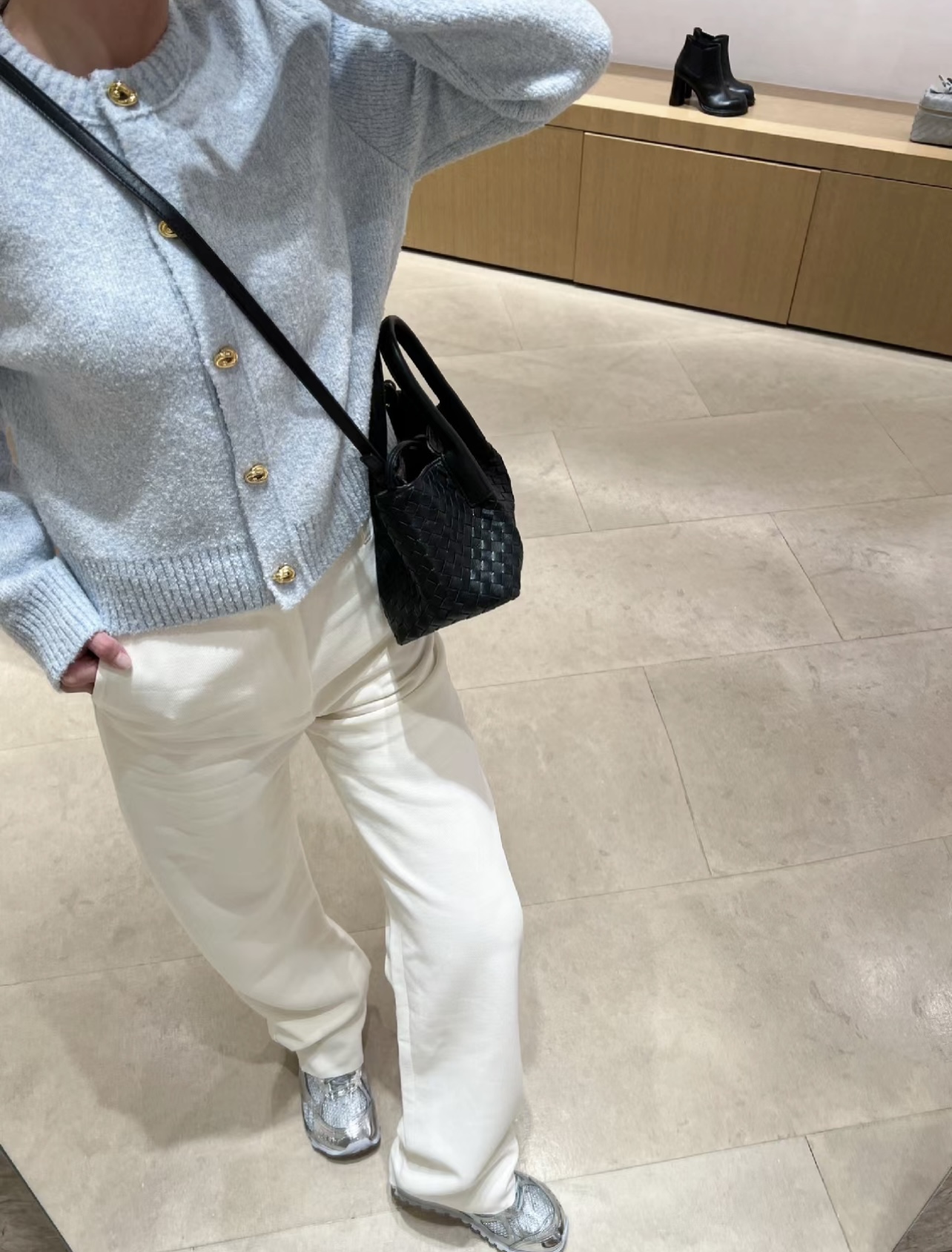 B.V. π Early Spring 2025 Pinacoteca Tote β Small The newly introduced Pinacoteca tote features a reversible double-sided design. One side is crafted from classic Intrecciato woven calf leather, while the reverse side is finished in soft, refined suede. - Image 12