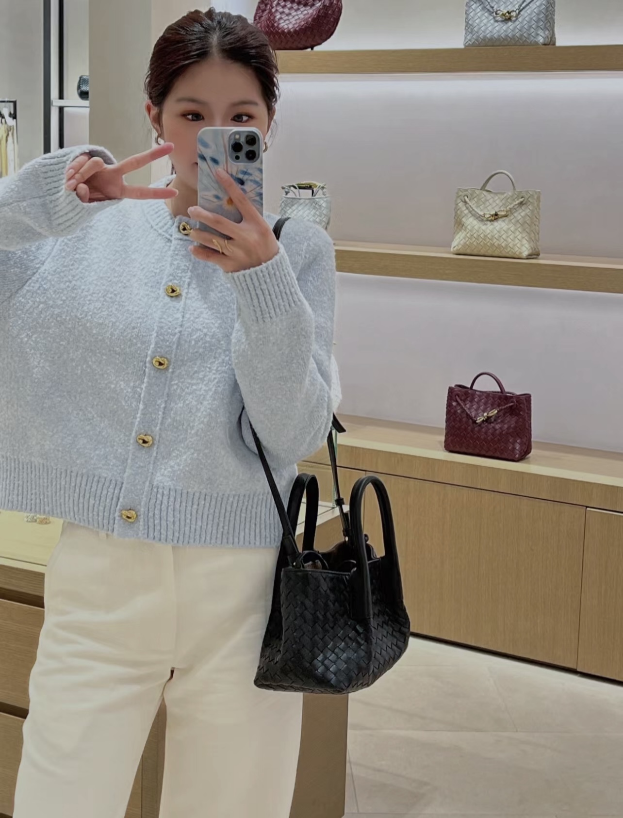 B.V. π Early Spring 2025 Pinacoteca Tote β Small The newly introduced Pinacoteca tote features a reversible double-sided design. One side is crafted from classic Intrecciato woven calf leather, while the reverse side is finished in soft, refined suede. - Image 13