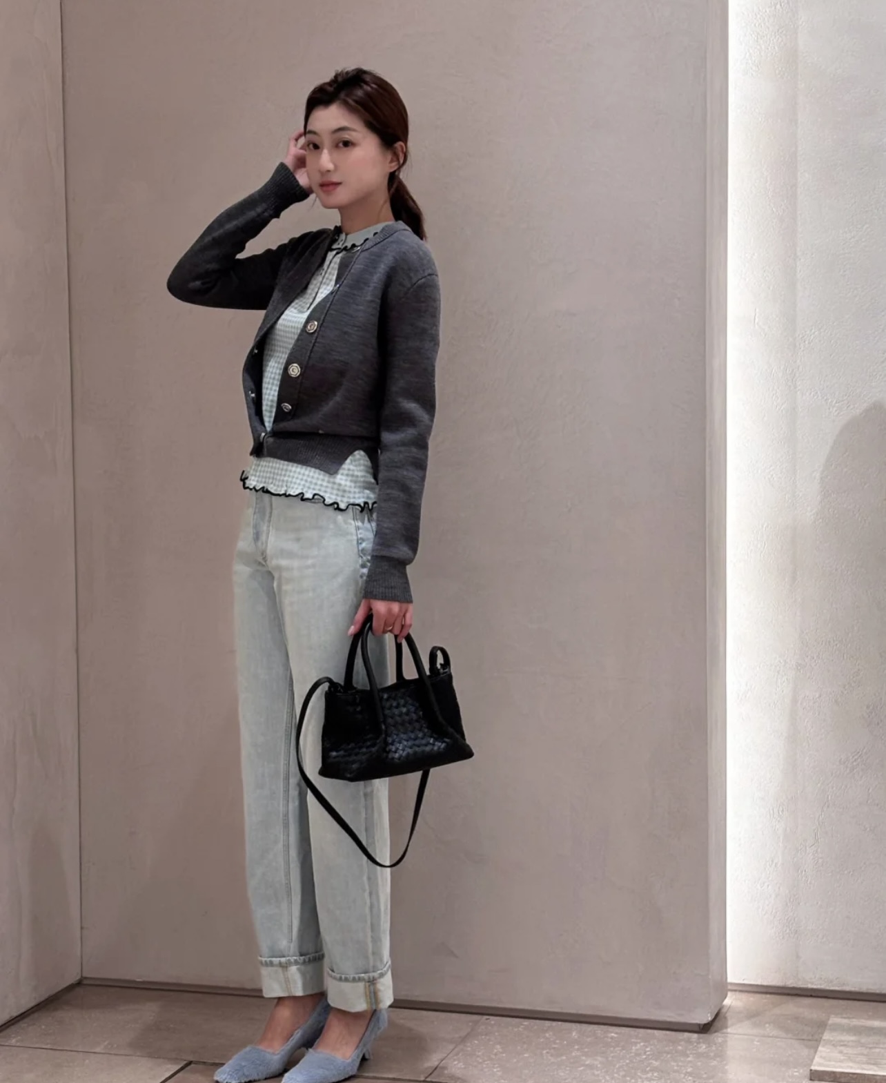 B.V. π Early Spring 2025 Pinacoteca Tote β Small The newly introduced Pinacoteca tote features a reversible double-sided design. One side is crafted from classic Intrecciato woven calf leather, while the reverse side is finished in soft, refined suede. - Image 14