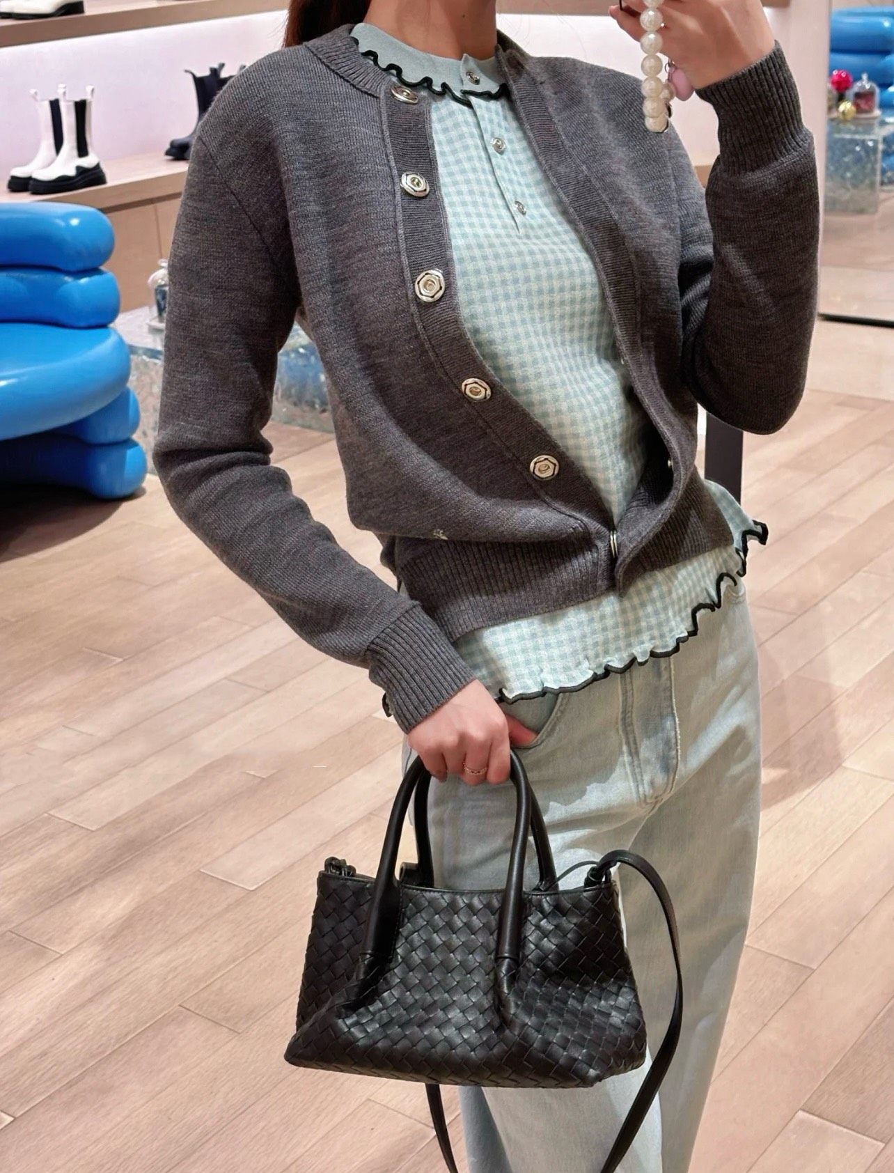 B.V. π Early Spring 2025 Pinacoteca Tote β Small The newly introduced Pinacoteca tote features a reversible double-sided design. One side is crafted from classic Intrecciato woven calf leather, while the reverse side is finished in soft, refined suede. - Image 16