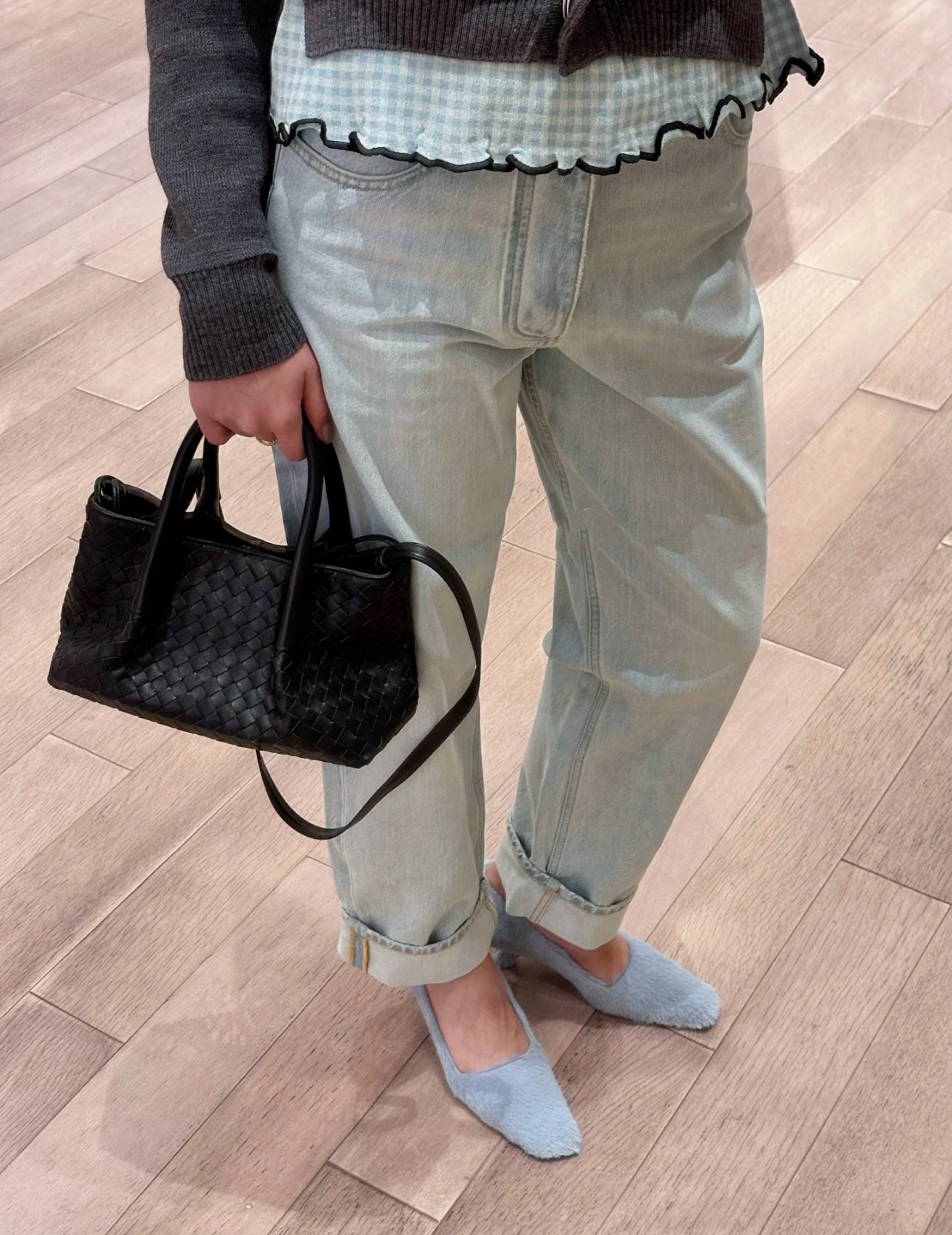 B.V. π Early Spring 2025 Pinacoteca Tote β Small The newly introduced Pinacoteca tote features a reversible double-sided design. One side is crafted from classic Intrecciato woven calf leather, while the reverse side is finished in soft, refined suede. - Image 17