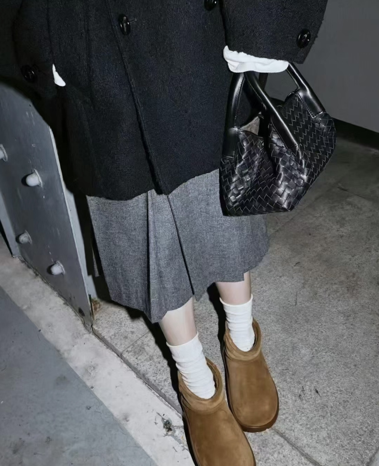 B.V. π Early Spring 2025 Pinacoteca Tote β Small The newly introduced Pinacoteca tote features a reversible double-sided design. One side is crafted from classic Intrecciato woven calf leather, while the reverse side is finished in soft, refined suede. - Image 18