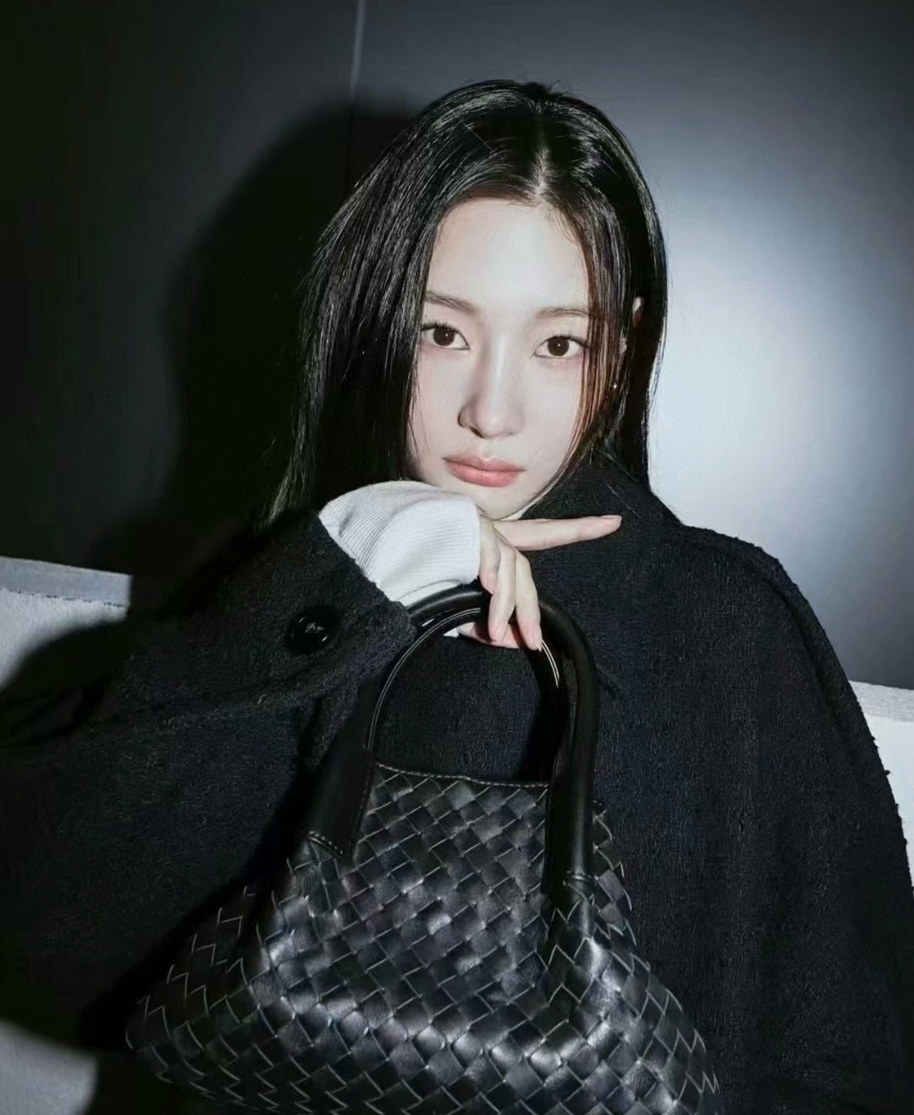 B.V. π Early Spring 2025 Pinacoteca Tote β Small The newly introduced Pinacoteca tote features a reversible double-sided design. One side is crafted from classic Intrecciato woven calf leather, while the reverse side is finished in soft, refined suede. - Image 19