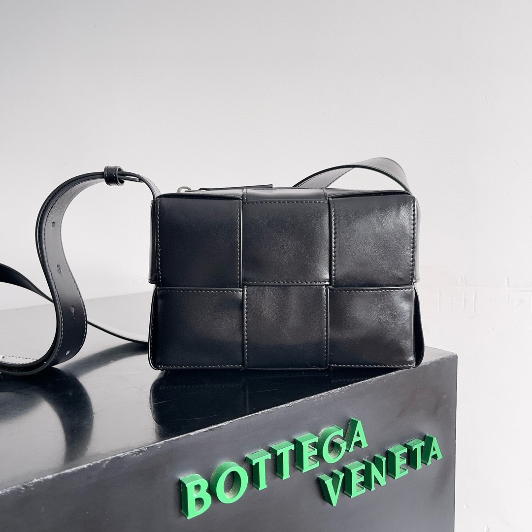 BV new Arco camera bag small size The retro style of the classic woven oil wax leather is really amazing
