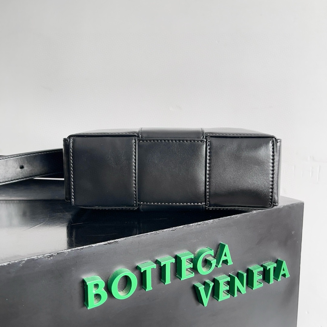 BV new Arco camera bag small size The retro style of the classic woven oil wax leather is really amazing - Image 4