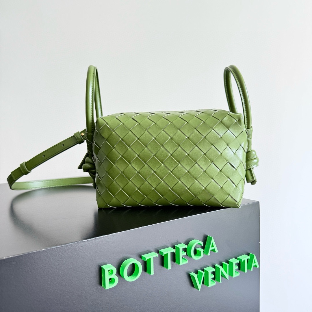 B.V. π New Loop Cross Camera Bag β Small An upgraded version of the classic Loop camera bag, featuring a detachable shoulder strap and convenient top handles on both sides, allowing for more versatile ways to carry and style the bag.