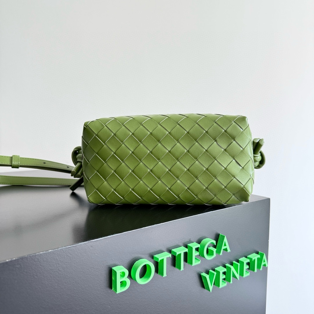 B.V. π New Loop Cross Camera Bag β Small An upgraded version of the classic Loop camera bag, featuring a detachable shoulder strap and convenient top handles on both sides, allowing for more versatile ways to carry and style the bag. - Image 4