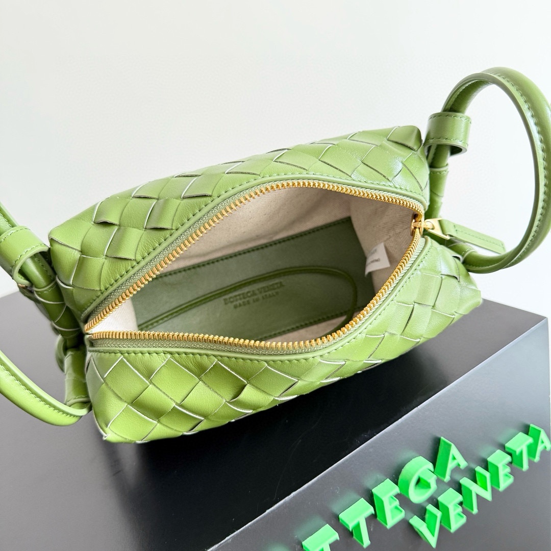 B.V. π New Loop Cross Camera Bag β Small An upgraded version of the classic Loop camera bag, featuring a detachable shoulder strap and convenient top handles on both sides, allowing for more versatile ways to carry and style the bag. - Image 5