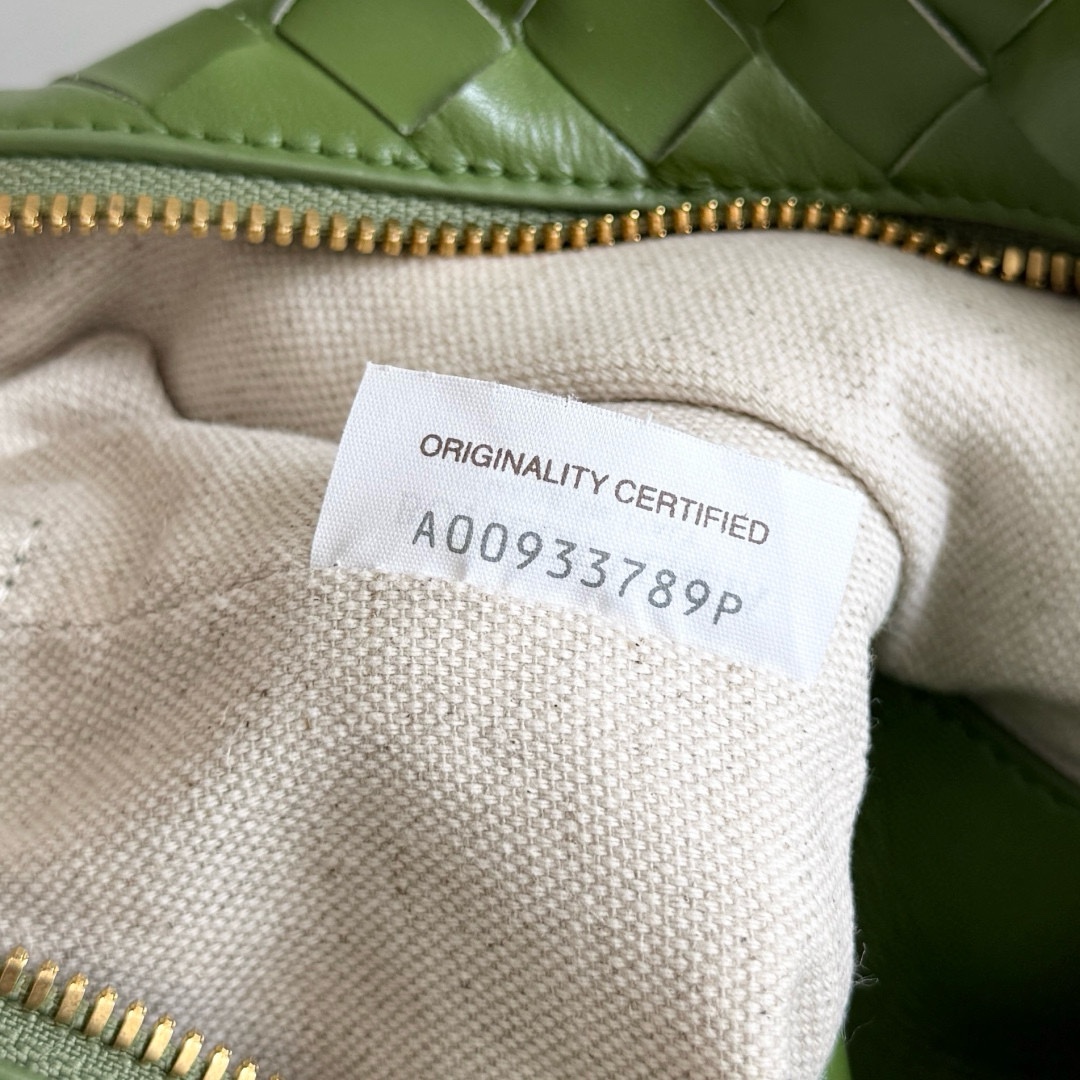 B.V. π New Loop Cross Camera Bag β Small An upgraded version of the classic Loop camera bag, featuring a detachable shoulder strap and convenient top handles on both sides, allowing for more versatile ways to carry and style the bag. - Image 8