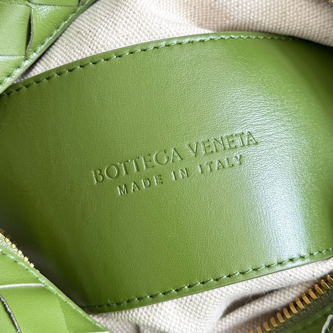 B.V. π New Loop Cross Camera Bag β Small An upgraded version of the classic Loop camera bag, featuring a detachable shoulder strap and convenient top handles on both sides, allowing for more versatile ways to carry and style the bag. - Image 9