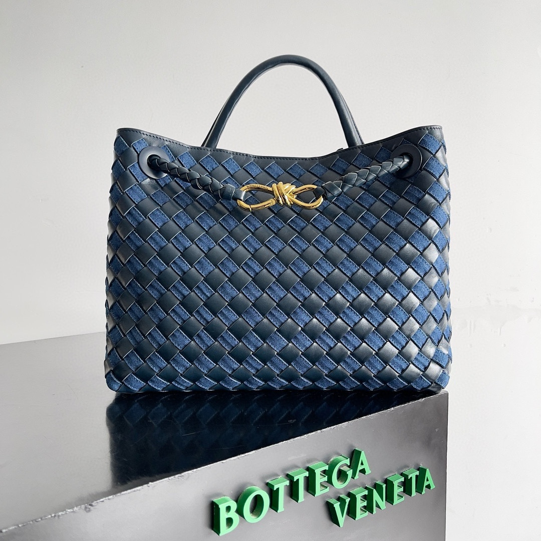 B.V. 🆕 Popular New Andiamo Denim & Leather Bag – Medium This piece offers a fresh interpretation of the iconic Intrecciato weaving technique, showcasing the exceptional craftsmanship of Italian ateliers. “Andiamo” means “Let’s go” in Italian, paying tribute to a spirit of adventure and travel while expressing the idea of craftsmanship in motion.