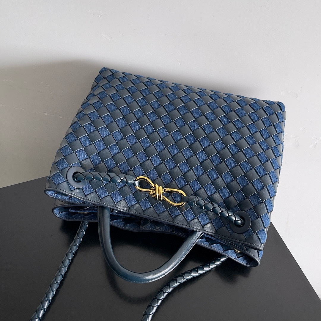 B.V. 🆕 Popular New Andiamo Denim & Leather Bag – Medium This piece offers a fresh interpretation of the iconic Intrecciato weaving technique, showcasing the exceptional craftsmanship of Italian ateliers. “Andiamo” means “Let’s go” in Italian, paying tribute to a spirit of adventure and travel while expressing the idea of craftsmanship in motion. - Image 3