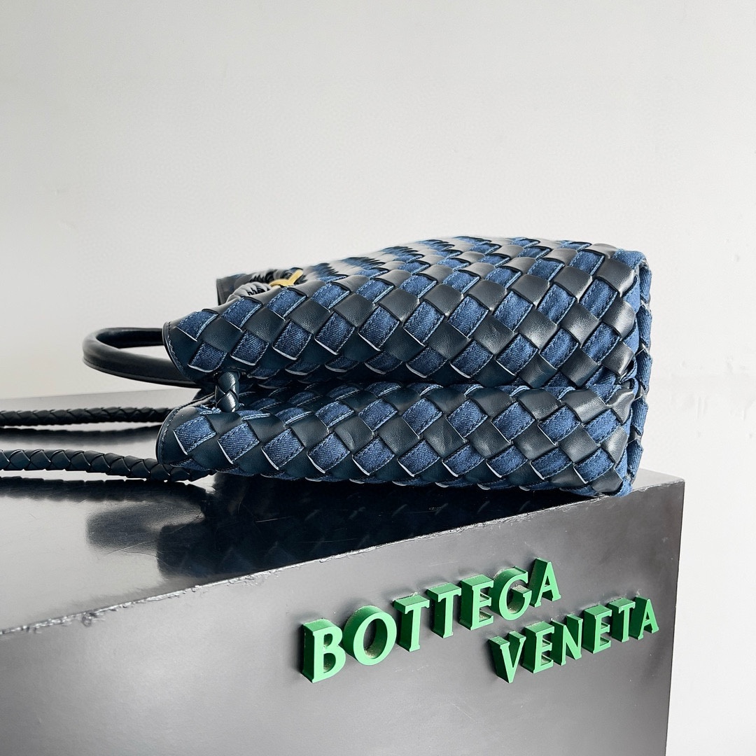 B.V. 🆕 Popular New Andiamo Denim & Leather Bag – Medium This piece offers a fresh interpretation of the iconic Intrecciato weaving technique, showcasing the exceptional craftsmanship of Italian ateliers. “Andiamo” means “Let’s go” in Italian, paying tribute to a spirit of adventure and travel while expressing the idea of craftsmanship in motion. - Image 4