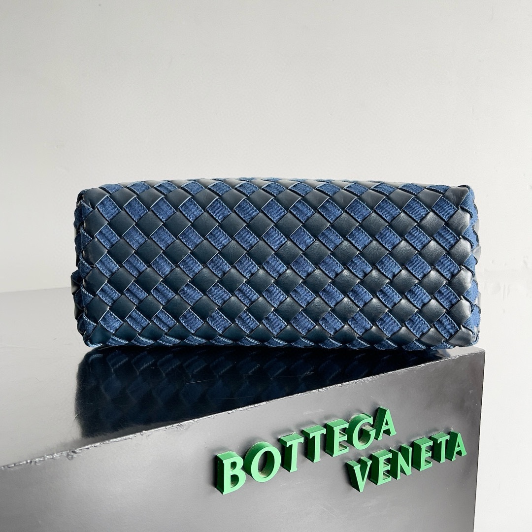 B.V. 🆕 Popular New Andiamo Denim & Leather Bag – Medium This piece offers a fresh interpretation of the iconic Intrecciato weaving technique, showcasing the exceptional craftsmanship of Italian ateliers. “Andiamo” means “Let’s go” in Italian, paying tribute to a spirit of adventure and travel while expressing the idea of craftsmanship in motion. - Image 5