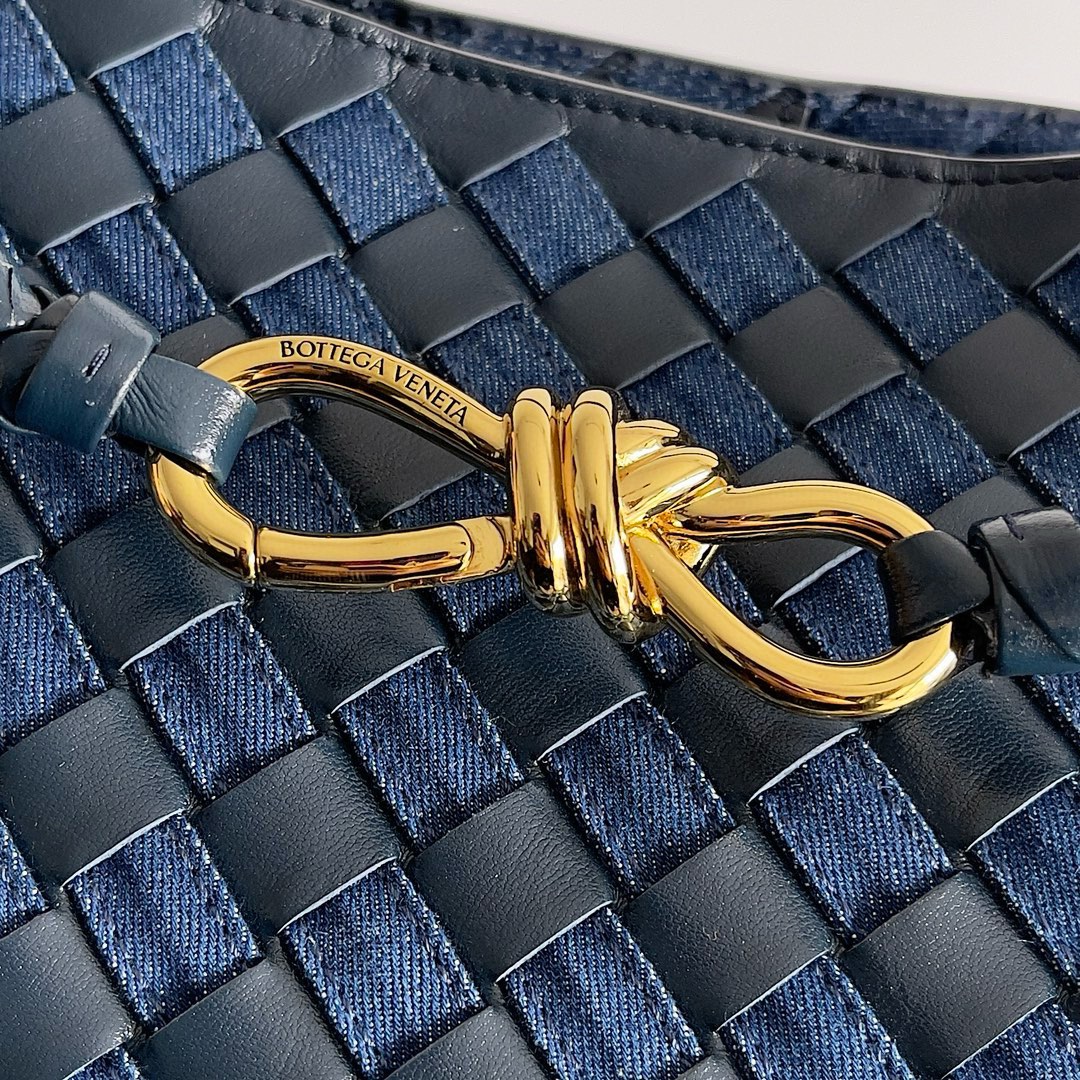B.V. 🆕 Popular New Andiamo Denim & Leather Bag – Medium This piece offers a fresh interpretation of the iconic Intrecciato weaving technique, showcasing the exceptional craftsmanship of Italian ateliers. “Andiamo” means “Let’s go” in Italian, paying tribute to a spirit of adventure and travel while expressing the idea of craftsmanship in motion. - Image 7
