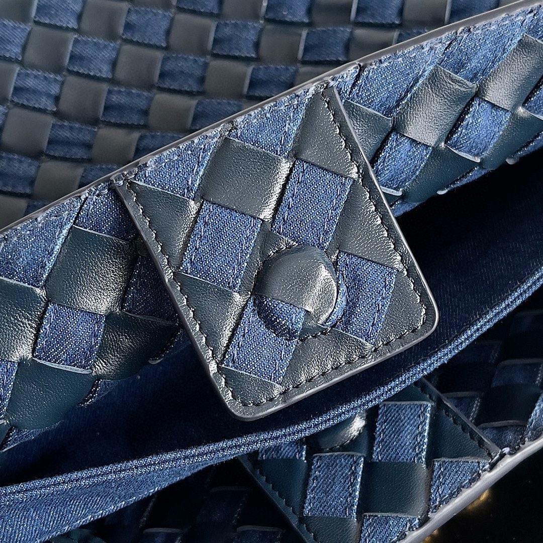 B.V. 🆕 Popular New Andiamo Denim & Leather Bag – Medium This piece offers a fresh interpretation of the iconic Intrecciato weaving technique, showcasing the exceptional craftsmanship of Italian ateliers. “Andiamo” means “Let’s go” in Italian, paying tribute to a spirit of adventure and travel while expressing the idea of craftsmanship in motion. - Image 8