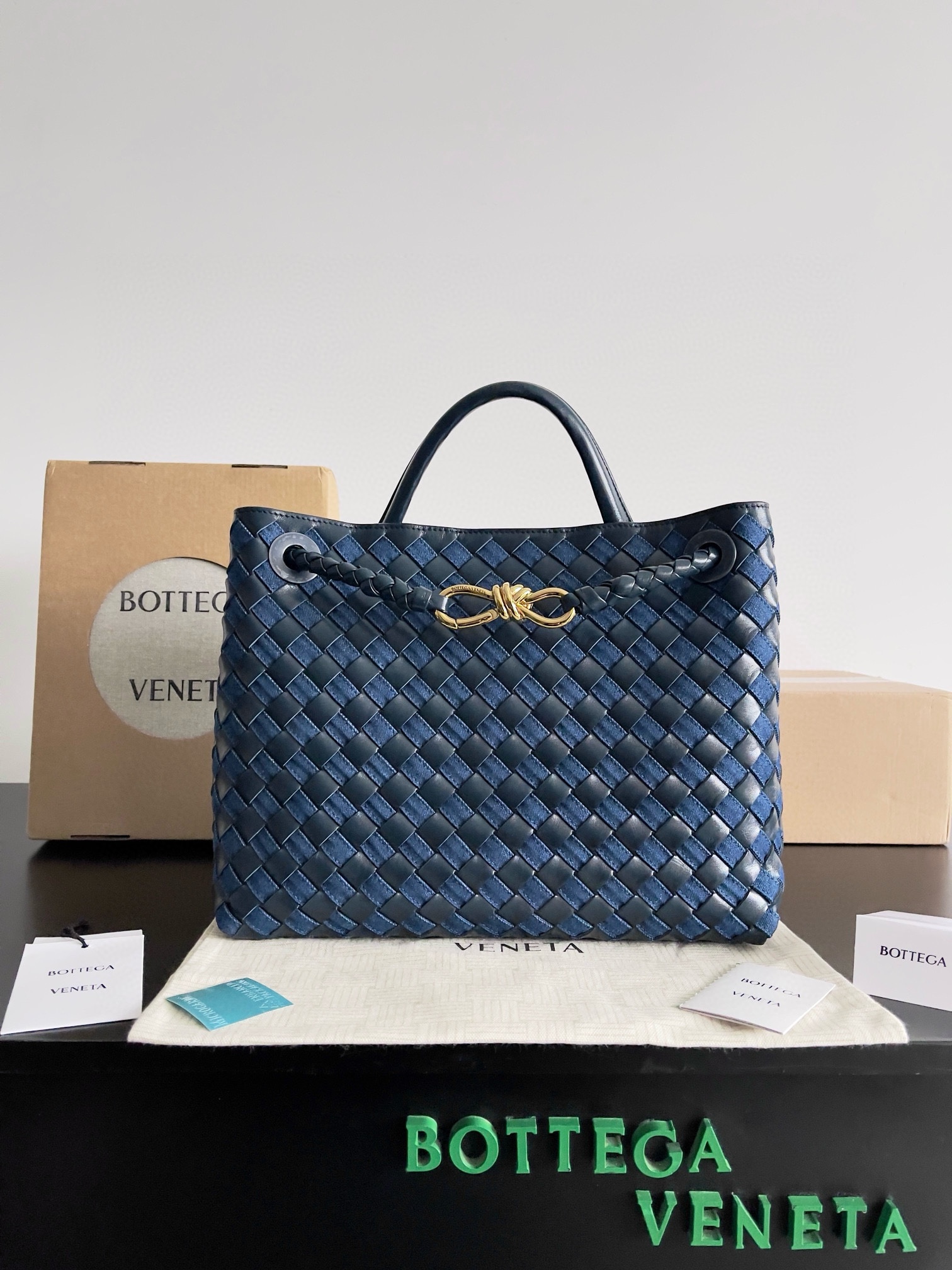 B.V. 🆕 Popular New Andiamo Denim & Leather Bag – Medium This piece offers a fresh interpretation of the iconic Intrecciato weaving technique, showcasing the exceptional craftsmanship of Italian ateliers. “Andiamo” means “Let’s go” in Italian, paying tribute to a spirit of adventure and travel while expressing the idea of craftsmanship in motion. - Image 10