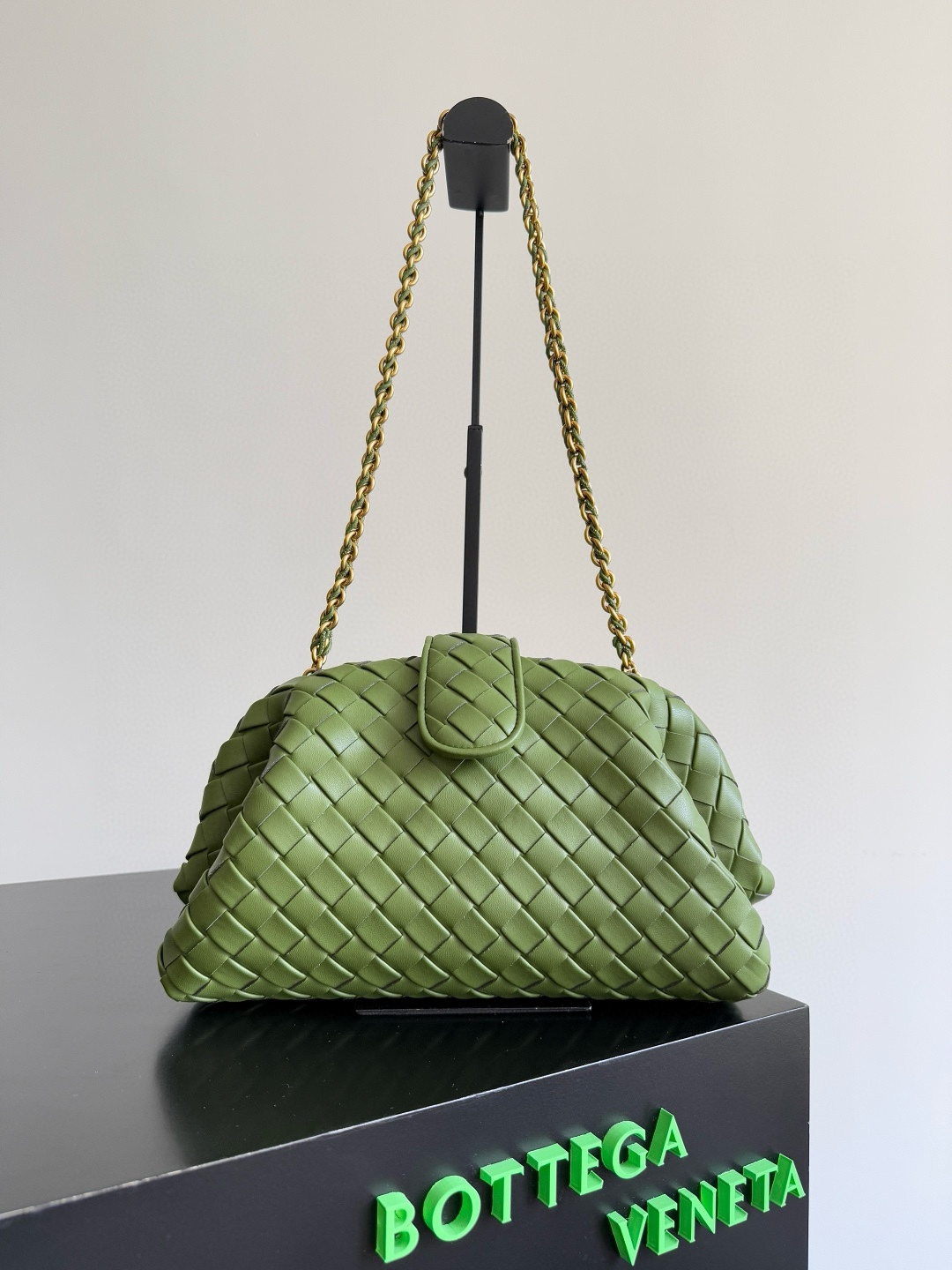 B.V. 🆕 Lauren 1980 Teen Clutch The Summer 2024 collection brings the Lauren 1980 bag back into the spotlight. The updated Lauren 1980 retains its classic character, featuring a sculptural body crafted from woven lambskin.