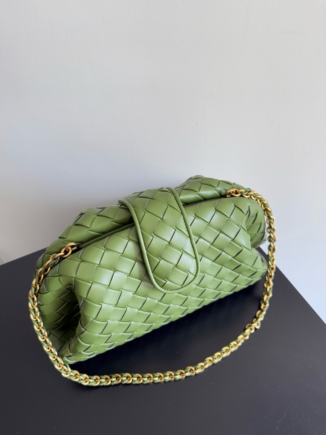 B.V. 🆕 Lauren 1980 Teen Clutch The Summer 2024 collection brings the Lauren 1980 bag back into the spotlight. The updated Lauren 1980 retains its classic character, featuring a sculptural body crafted from woven lambskin. - Image 2