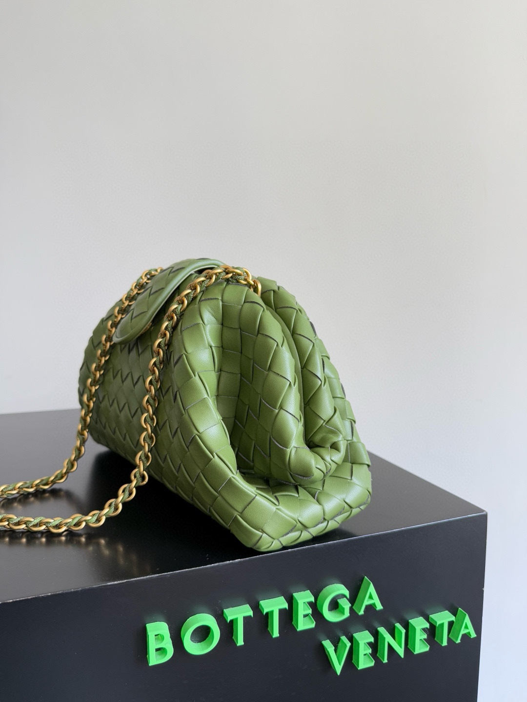 B.V. 🆕 Lauren 1980 Teen Clutch The Summer 2024 collection brings the Lauren 1980 bag back into the spotlight. The updated Lauren 1980 retains its classic character, featuring a sculptural body crafted from woven lambskin. - Image 3
