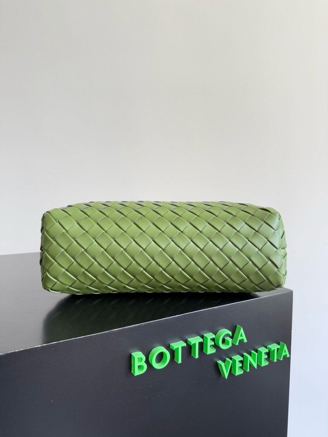 B.V. 🆕 Lauren 1980 Teen Clutch The Summer 2024 collection brings the Lauren 1980 bag back into the spotlight. The updated Lauren 1980 retains its classic character, featuring a sculptural body crafted from woven lambskin. - Image 4