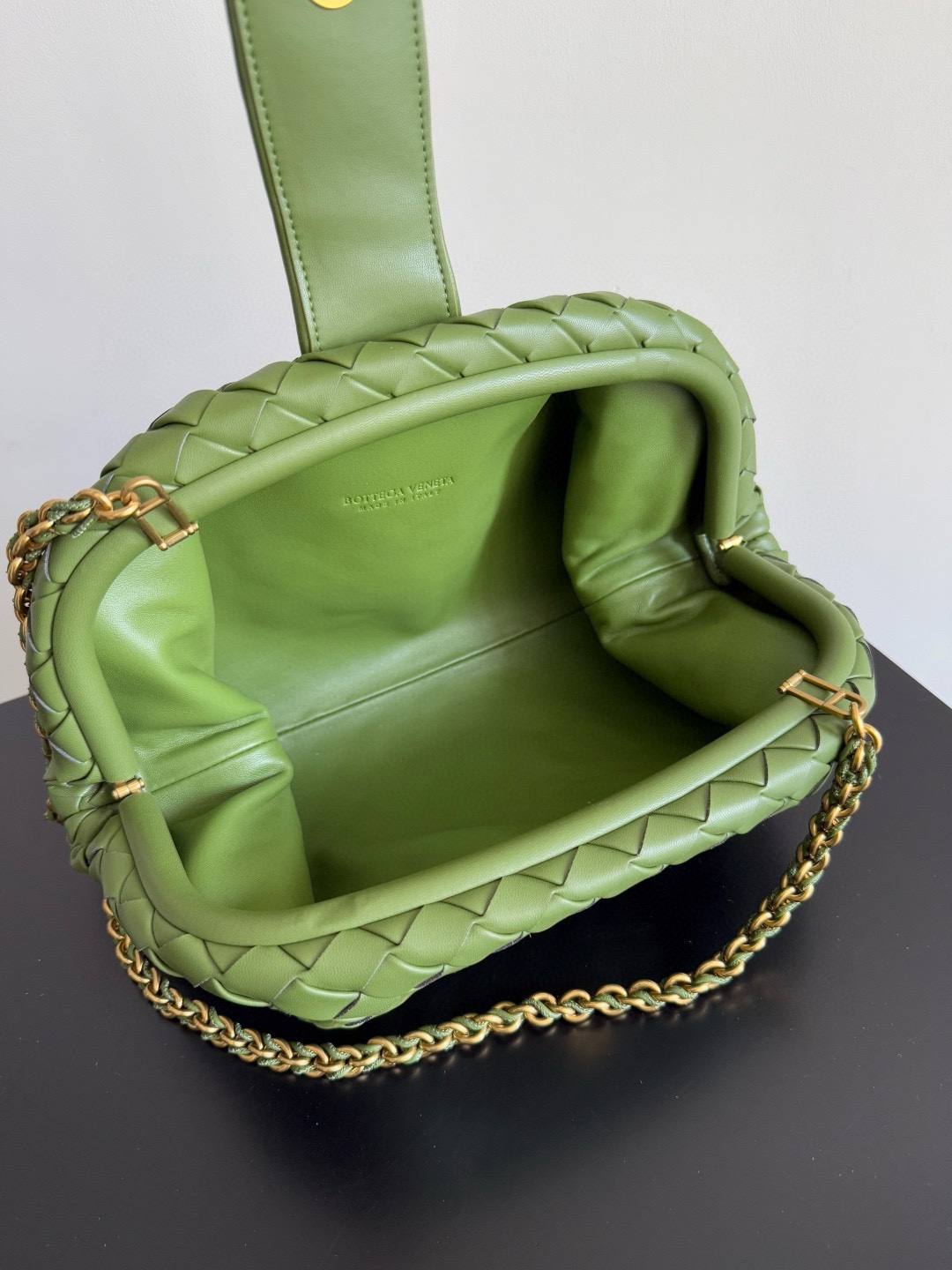 B.V. 🆕 Lauren 1980 Teen Clutch The Summer 2024 collection brings the Lauren 1980 bag back into the spotlight. The updated Lauren 1980 retains its classic character, featuring a sculptural body crafted from woven lambskin. - Image 5