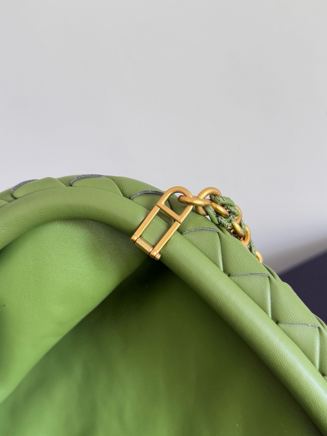 B.V. 🆕 Lauren 1980 Teen Clutch The Summer 2024 collection brings the Lauren 1980 bag back into the spotlight. The updated Lauren 1980 retains its classic character, featuring a sculptural body crafted from woven lambskin. - Image 6