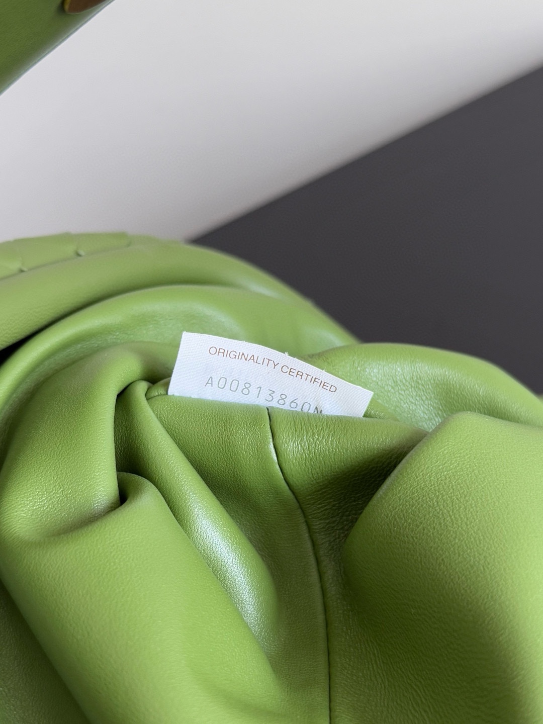 B.V. 🆕 Lauren 1980 Teen Clutch The Summer 2024 collection brings the Lauren 1980 bag back into the spotlight. The updated Lauren 1980 retains its classic character, featuring a sculptural body crafted from woven lambskin. - Image 8