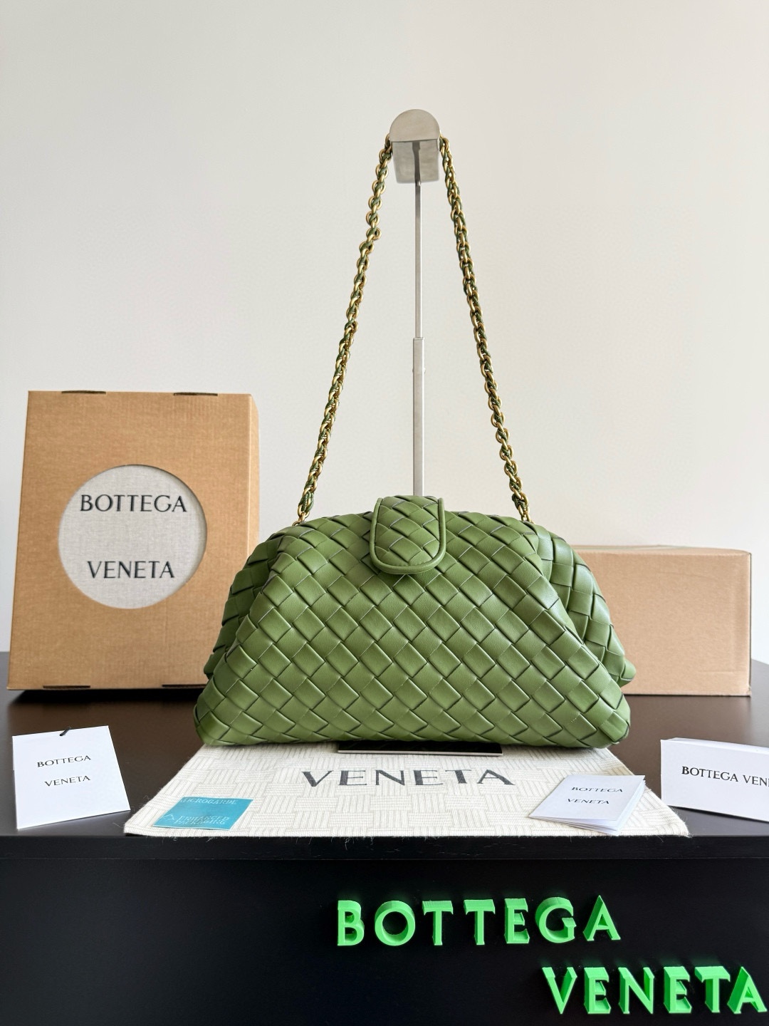 B.V. 🆕 Lauren 1980 Teen Clutch The Summer 2024 collection brings the Lauren 1980 bag back into the spotlight. The updated Lauren 1980 retains its classic character, featuring a sculptural body crafted from woven lambskin. - Image 10