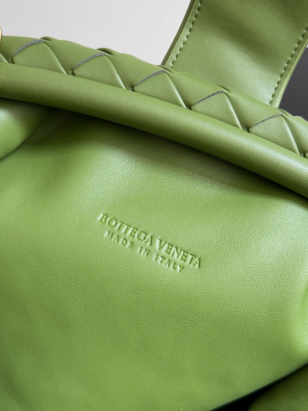 B.V. 🆕 Lauren 1980 Teen Clutch The Summer 2024 collection brings the Lauren 1980 bag back into the spotlight. The updated Lauren 1980 retains its classic character, featuring a sculptural body crafted from woven lambskin. - Image 9