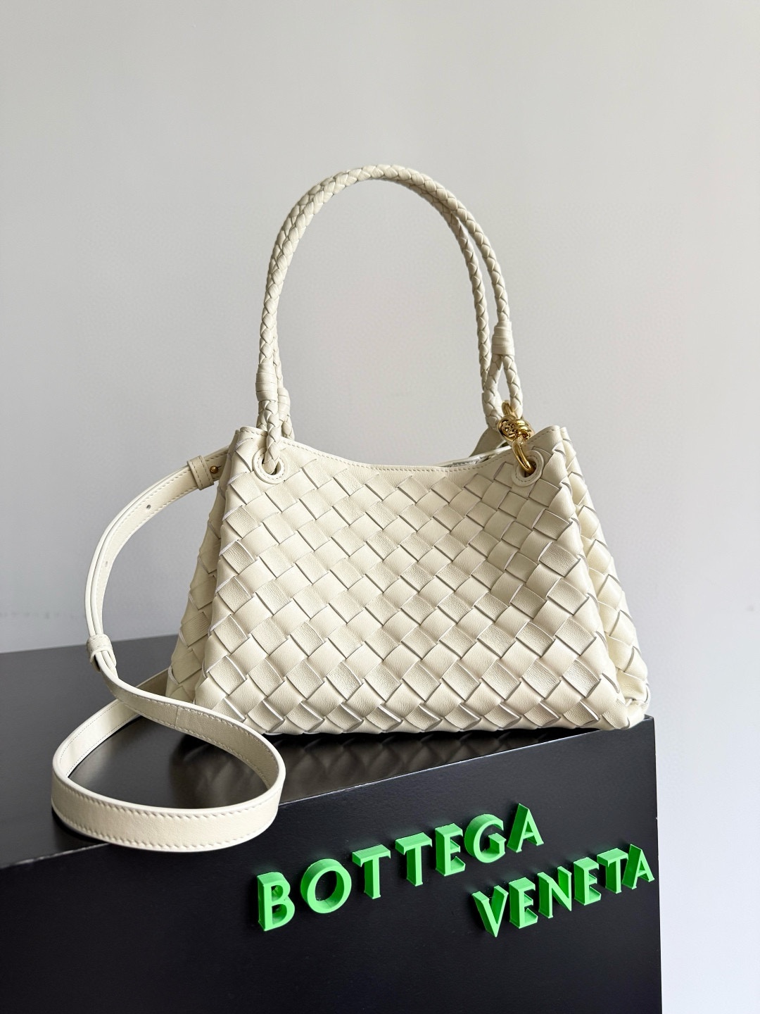B.V. ๐ Andiamo Parachute โ Medium This distinctive bag design is inspired by the historic Parachute tote while incorporating the signature Andiamo Muse brass knot detail.