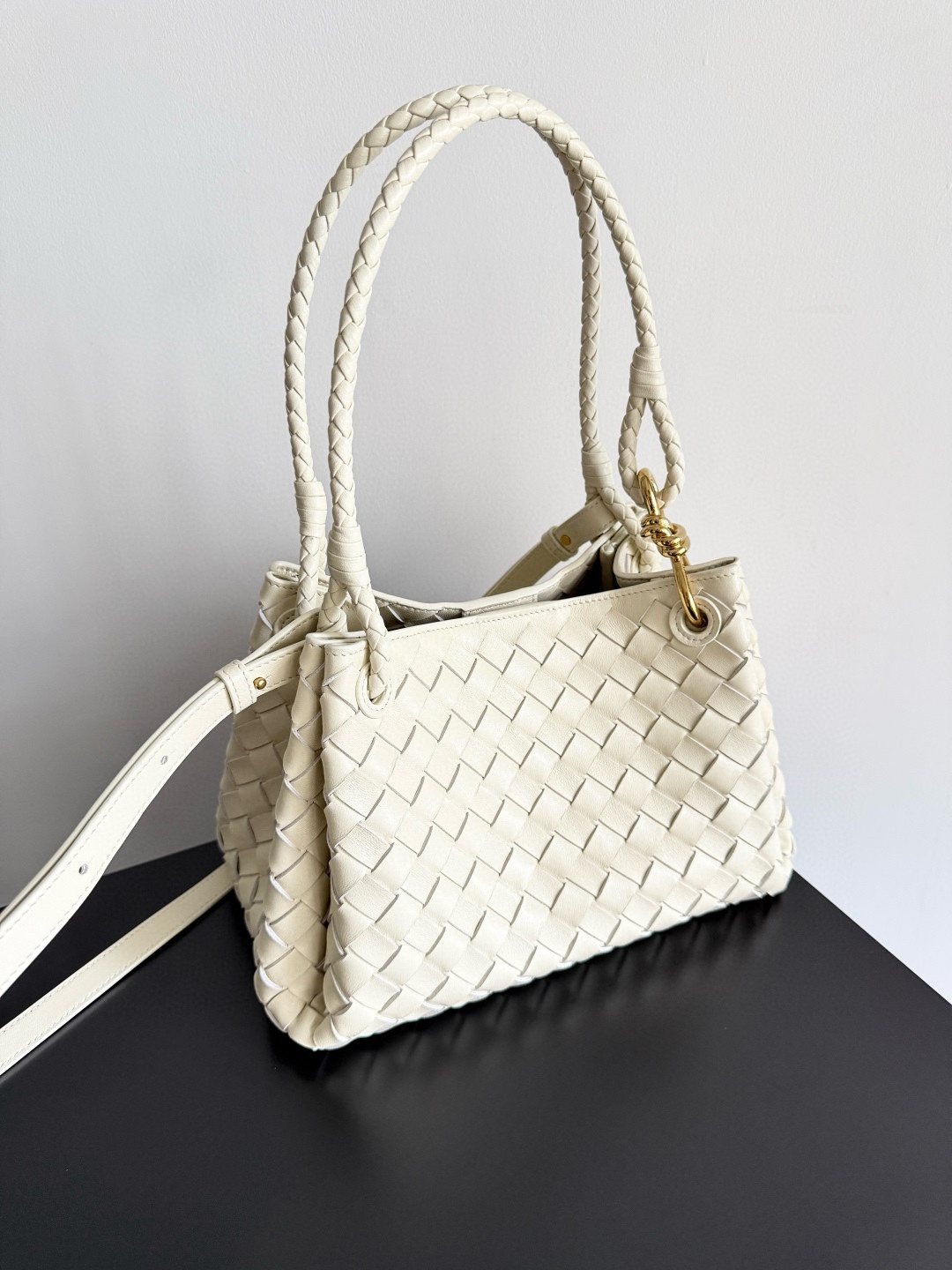 B.V. ๐ Andiamo Parachute โ Medium This distinctive bag design is inspired by the historic Parachute tote while incorporating the signature Andiamo Muse brass knot detail. - Image 2