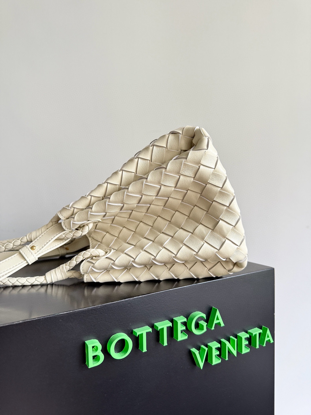 B.V. ๐ Andiamo Parachute โ Medium This distinctive bag design is inspired by the historic Parachute tote while incorporating the signature Andiamo Muse brass knot detail. - Image 3